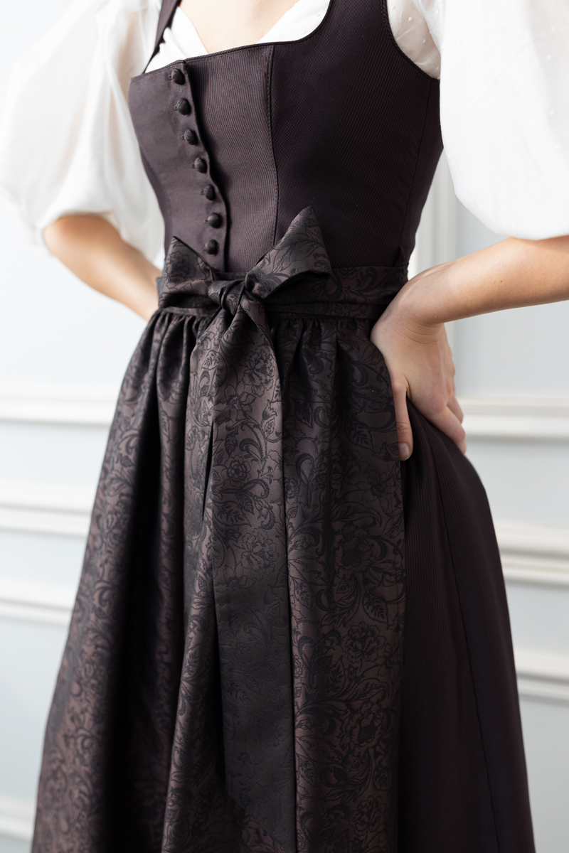 Dirndl in dunkelbraun mit weißer Bluse von Marjo