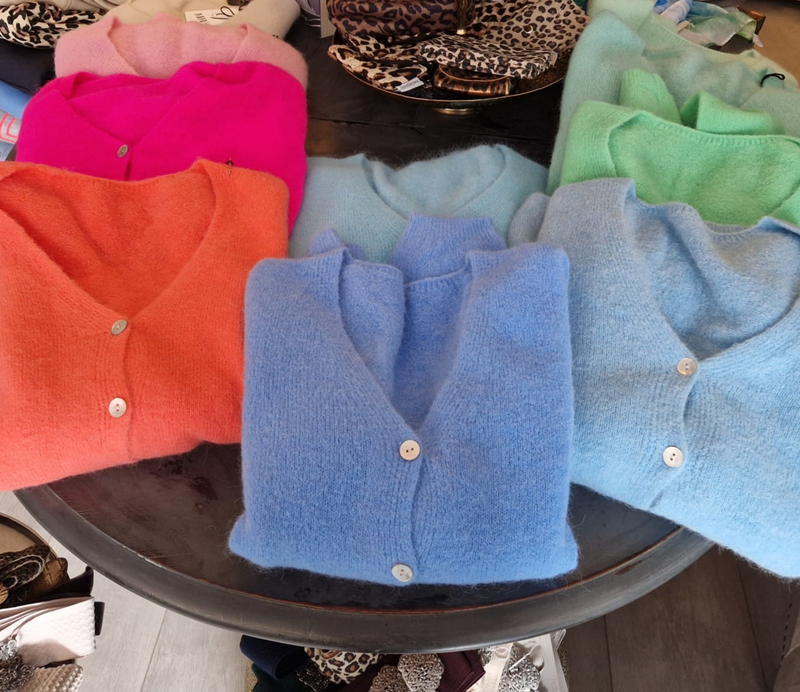 Kuschelige Strickjacken und Pullis in vielen Farben mit Alpaka