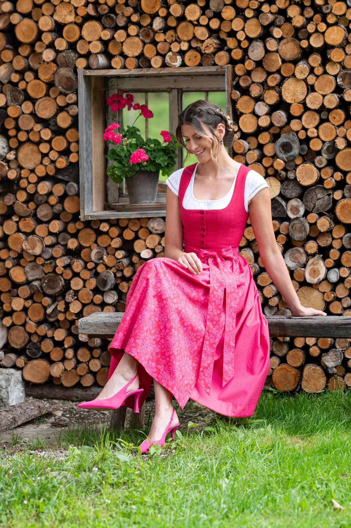 Frau mit Dirndl in pink und weißer Dirndlbluse